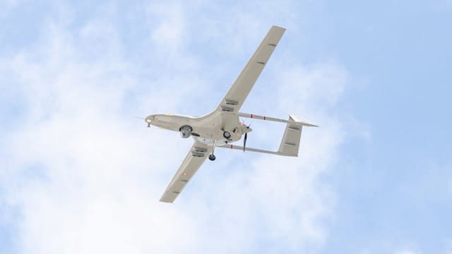 Fixed-wing UAV platform in flight requiring multi-frequency GNSS reception and phase stability